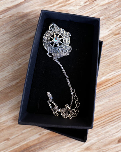 Amulett för Astral Resa – Silverhalsband med Gravyr, personalisering som present
