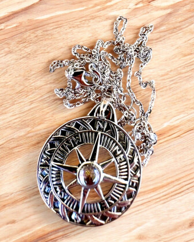 Amulett för Astral Resa – Silverhalsband med Gravyr, personalisering som present