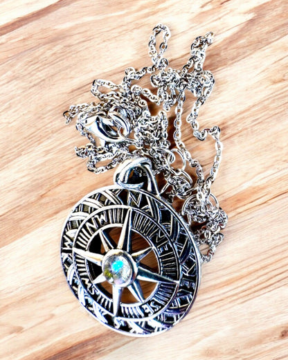 Amulett för Astral Resa – Silverhalsband med Gravyr, personalisering som present