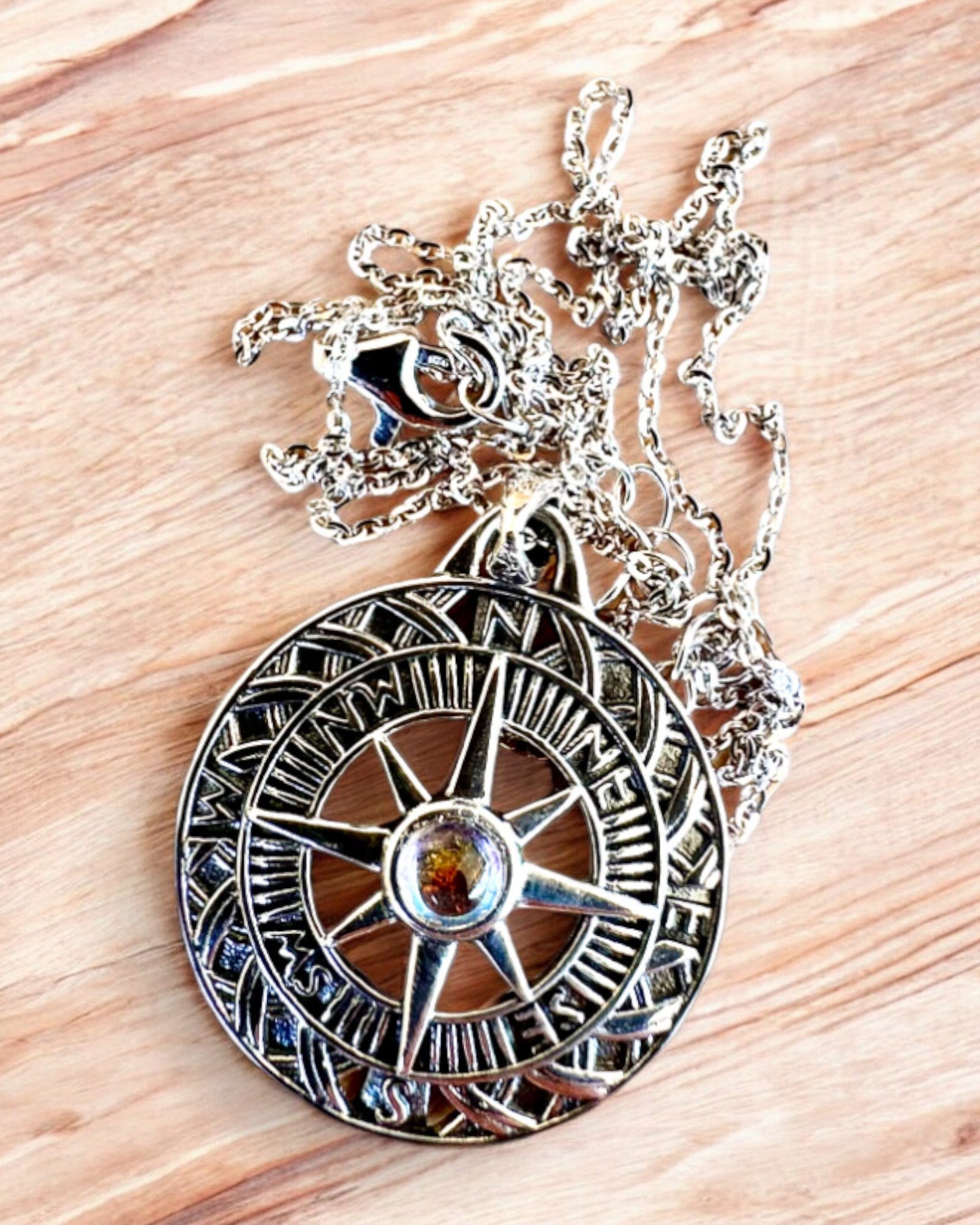 Amulett för Astral Resa – Silverhalsband med Gravyr, personalisering som present