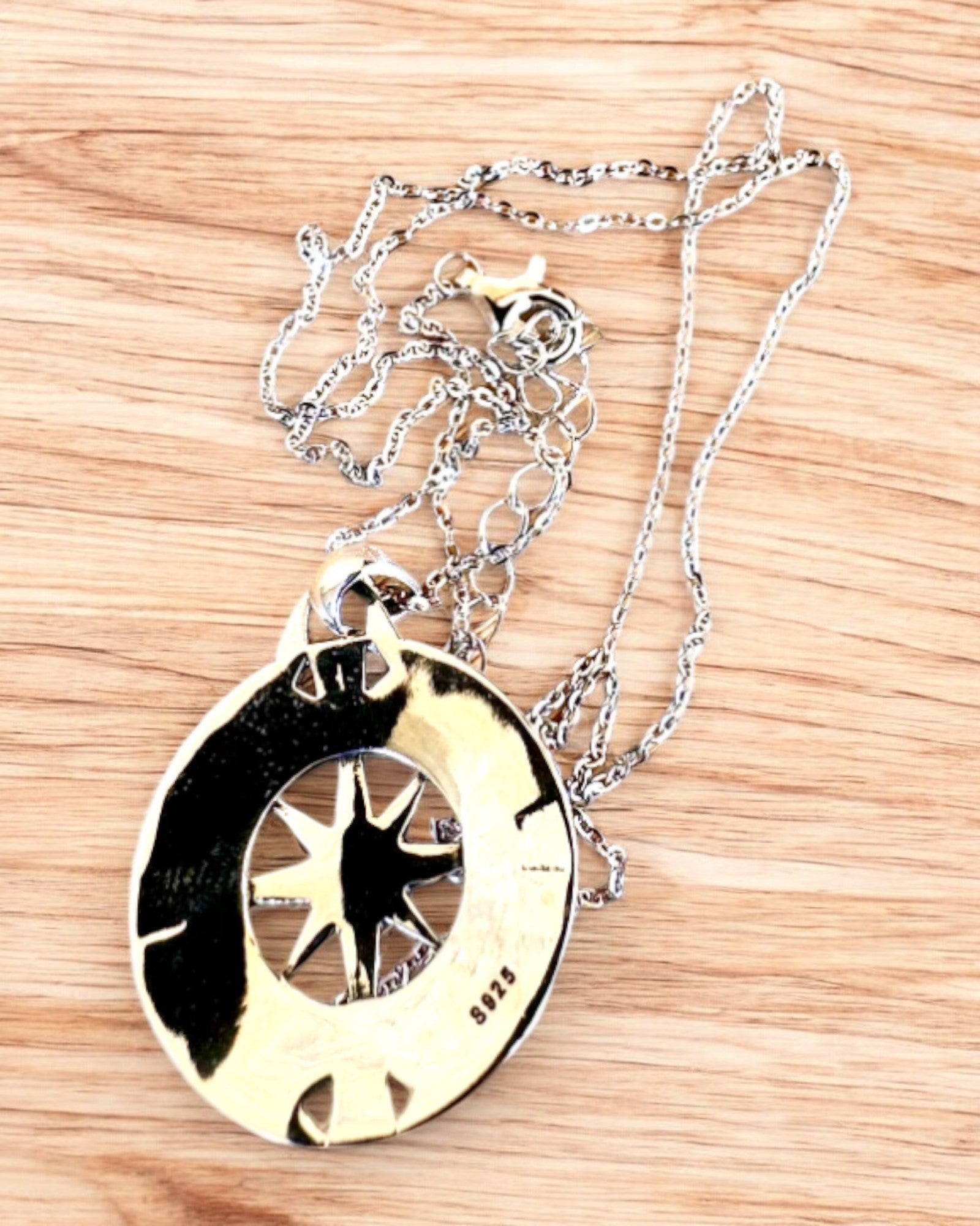 Amulett för Astral Resa – Silverhalsband med Gravyr, personalisering som present