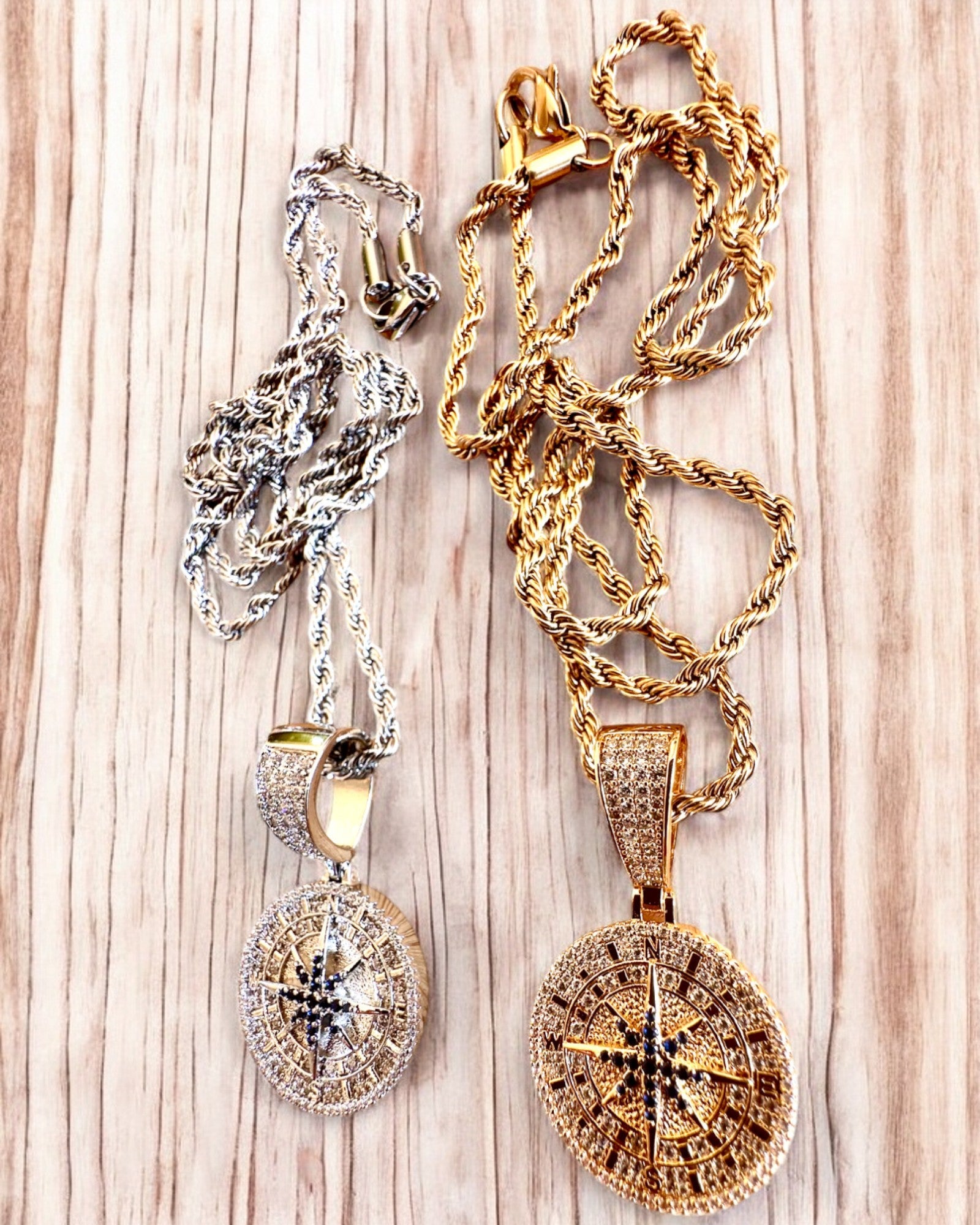Halsband med Kompasshänge i Glamourstil med Cubic Zirconia för Kvinnor och Män - 2 alternativ att välja mellan, personalisering med gravyr som present