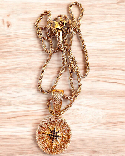 Halsband med Kompasshänge i Glamourstil med Cubic Zirconia för Kvinnor och Män - 2 alternativ att välja mellan, personalisering med gravyr som present