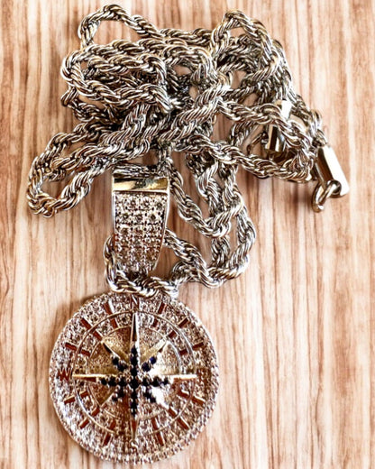 Halsband med Kompasshänge i Glamourstil med Cubic Zirconia för Kvinnor och Män - 2 alternativ att välja mellan, personalisering med gravyr som present