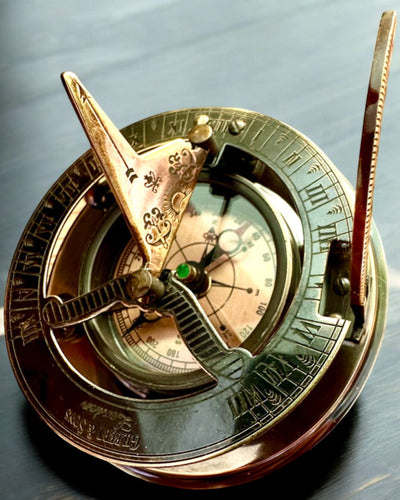 Kaptens Kompass Explorer 2 – möjlighet till personlig gravyr som gåva, finns i 2 färgvarianter