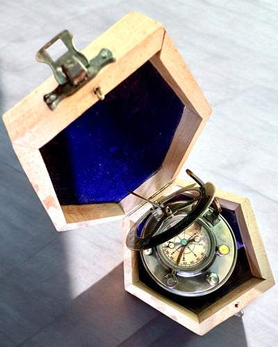 Kaptens Kompass Explorer 2 – möjlighet till personlig gravyr som gåva, finns i 2 färgvarianter