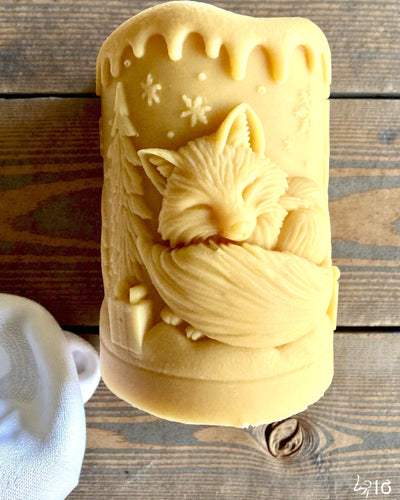 Sojaljus Vinterräv, 7,5 cm högt, handgjutet sojaljus med en söt sovande räv, kan personaliseras med gravyr på plattan