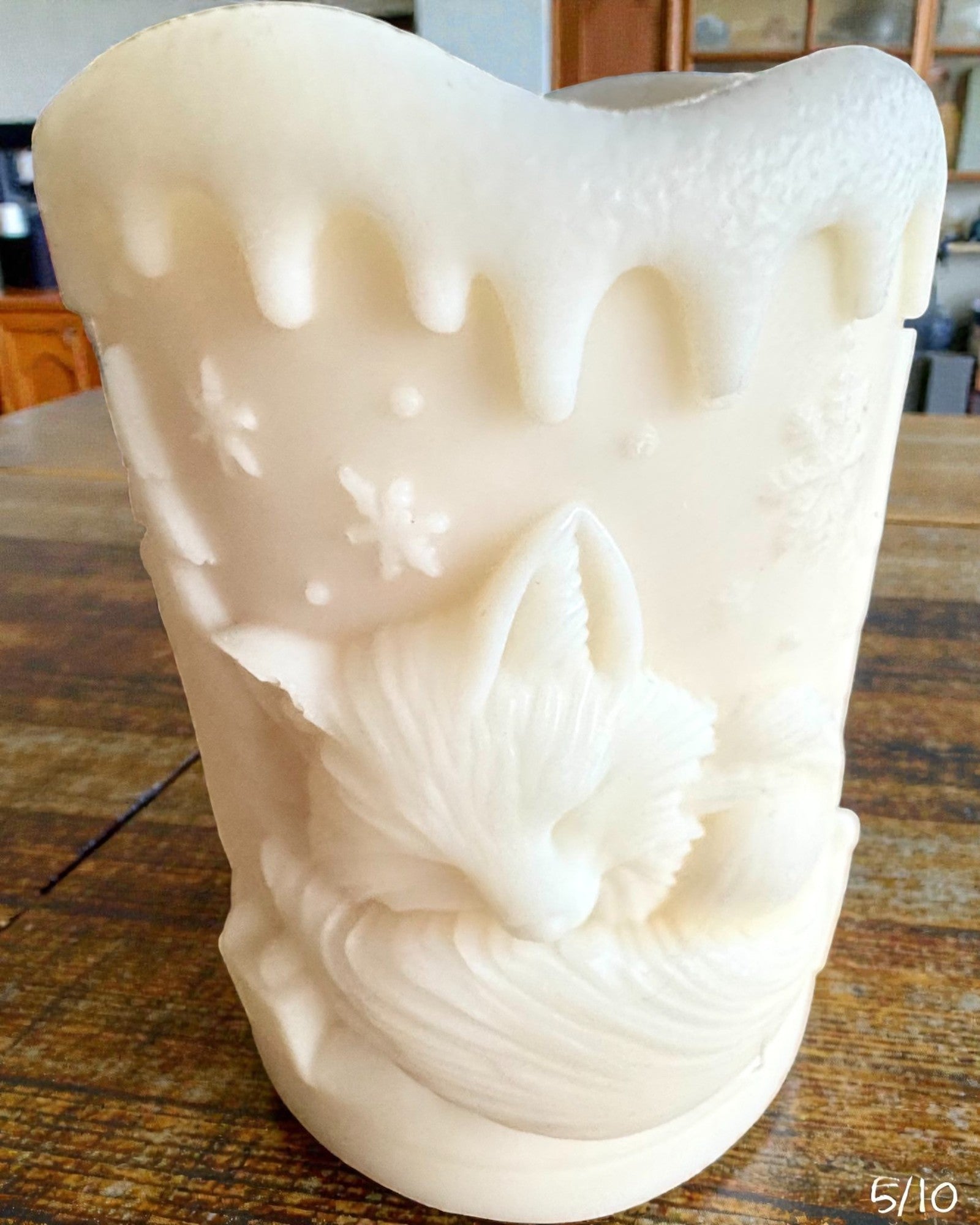 Sojaljus Vinterräv, 7,5 cm högt, handgjutet sojaljus med en söt sovande räv, kan personaliseras med gravyr på plattan