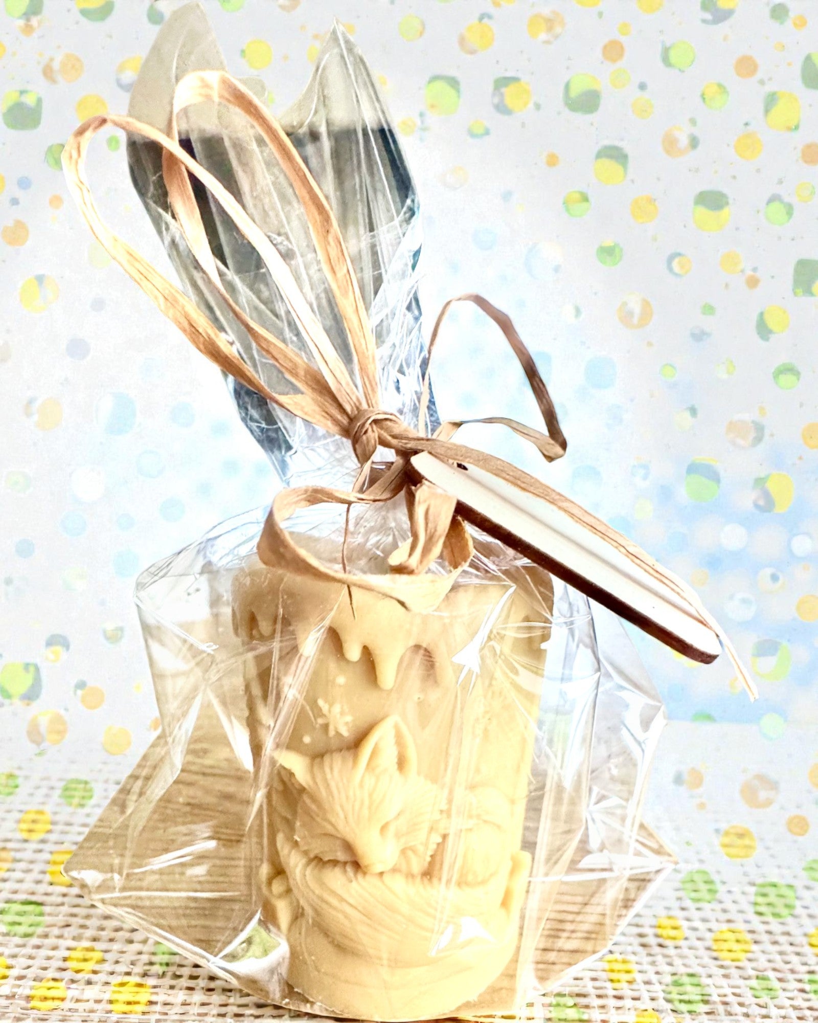 Sojaljus Vinterräv, 7,5 cm högt, handgjutet sojaljus med en söt sovande räv, kan personaliseras med gravyr på plattan