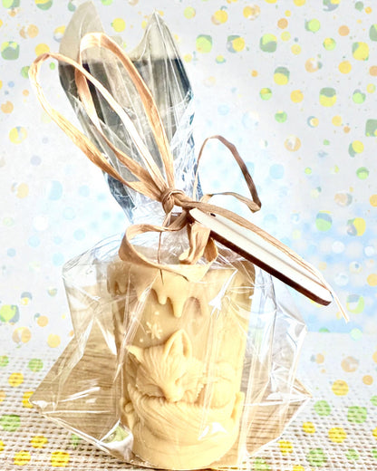 Sojaljus Vinterräv, 7,5 cm högt, handgjutet sojaljus med en söt sovande räv, kan personaliseras med gravyr på plattan