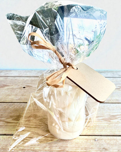 Sojaljus Vinterräv, 7,5 cm högt, handgjutet sojaljus med en söt sovande räv, kan personaliseras med gravyr på plattan