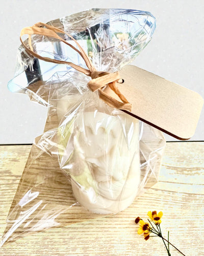 Sojaljus Vinterräv, 7,5 cm högt, handgjutet sojaljus med en söt sovande räv, kan personaliseras med gravyr på plattan