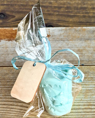 Sojaljus Vinterräv, 7,5 cm högt, handgjutet sojaljus med en söt sovande räv, kan personaliseras med gravyr på plattan