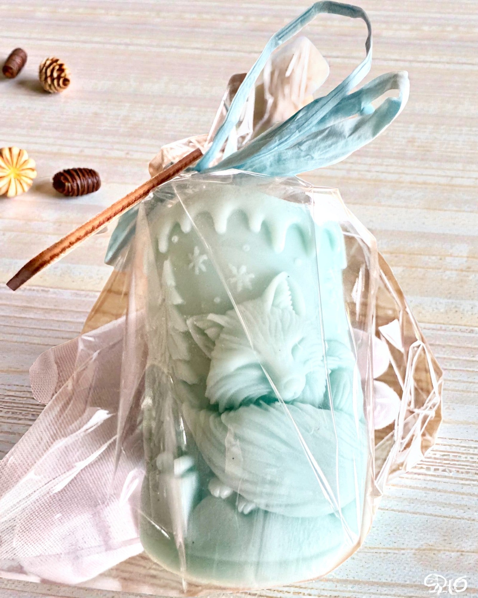 Sojaljus Vinterräv, 7,5 cm högt, handgjutet sojaljus med en söt sovande räv, kan personaliseras med gravyr på plattan