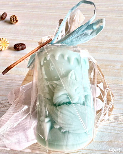 Sojaljus Vinterräv, 7,5 cm högt, handgjutet sojaljus med en söt sovande räv, kan personaliseras med gravyr på plattan