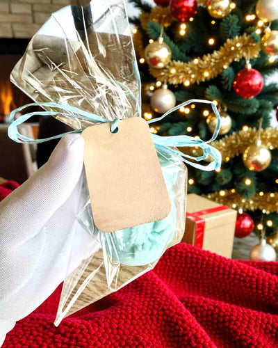 Sojaljus Vinterräv, 7,5 cm högt, handgjutet sojaljus med en söt sovande räv, kan personaliseras med gravyr på plattan