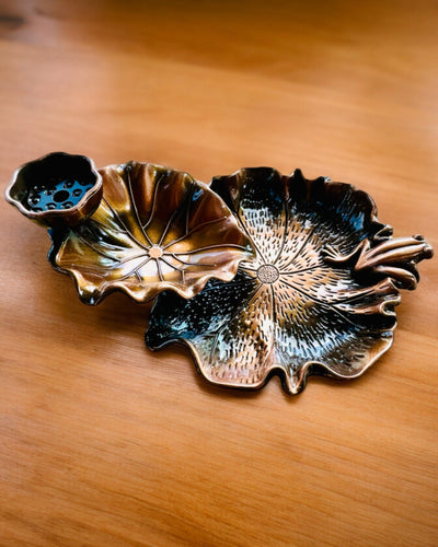 Elegant metallisk rökelsehållare Lotusblad - 4 varianter att välja mellan, möjlighet till personlig gravyr som present