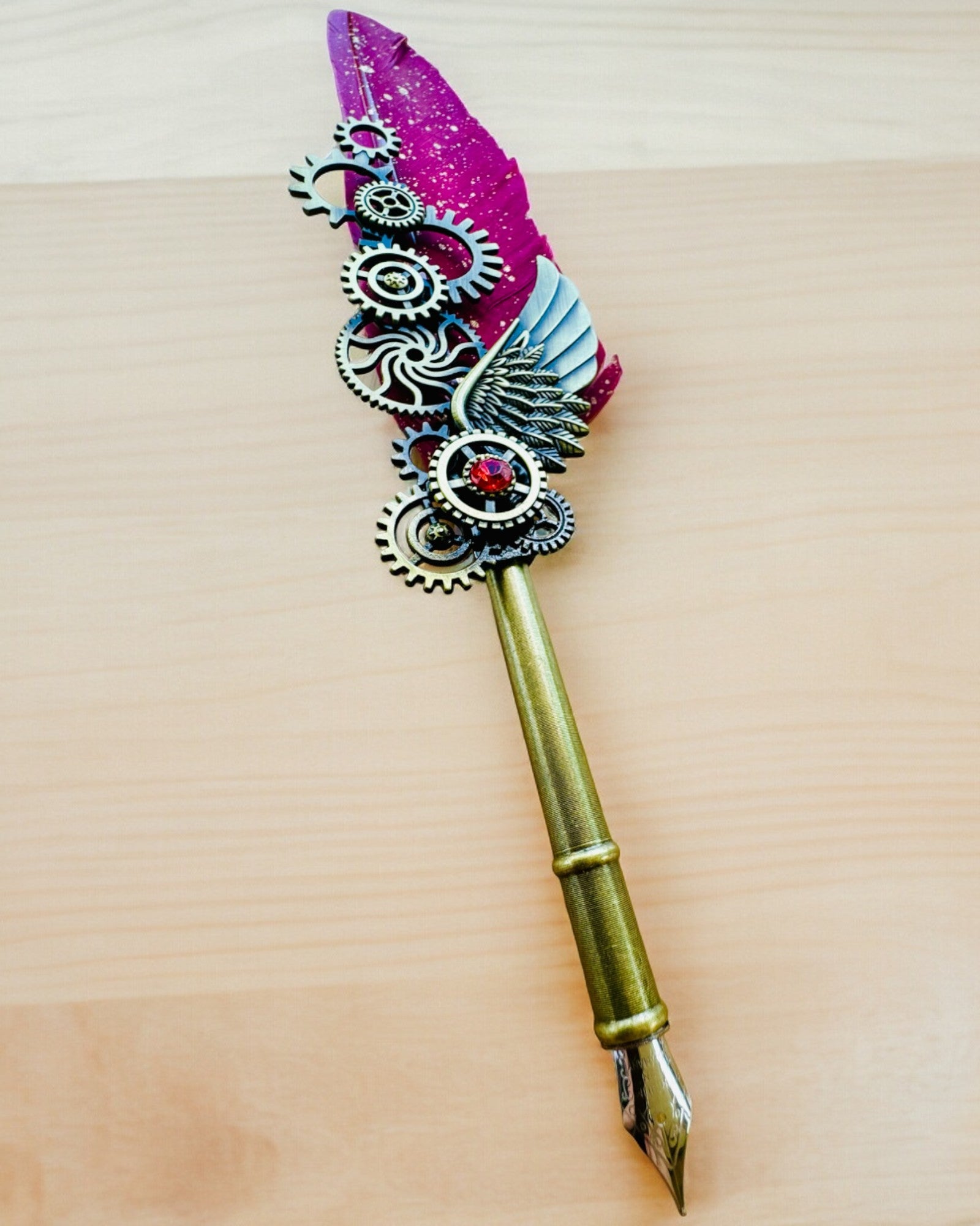 Presentset - Gåspenna Vinröd-Lila "Steampunk Elegans" med Graveringsmöjlighet, som present