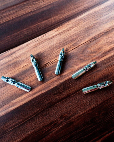 Pióro Kaligraficzne "Steampunkowa Elegancja" z Piórem z Indyka - Handgjorda 5 varianter att välja mellan, personalisering med gravyr som present