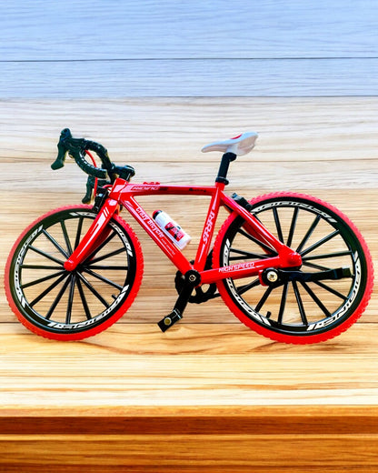 Miniatyrmodell av röd metallcykel "SpeedMaster" med personlig gravyr som present, 2 färgvarianter