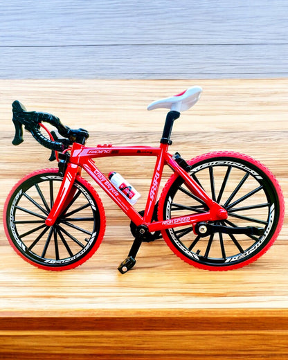 Miniatyrmodell av röd metallcykel "SpeedMaster" med personlig gravyr som present, 2 färgvarianter