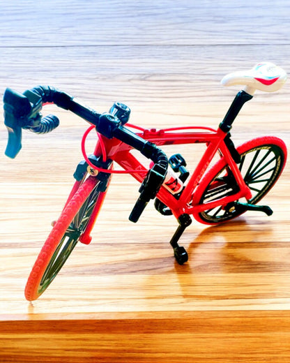 Miniatyrmodell av röd metallcykel "SpeedMaster" med personlig gravyr som present, 2 färgvarianter