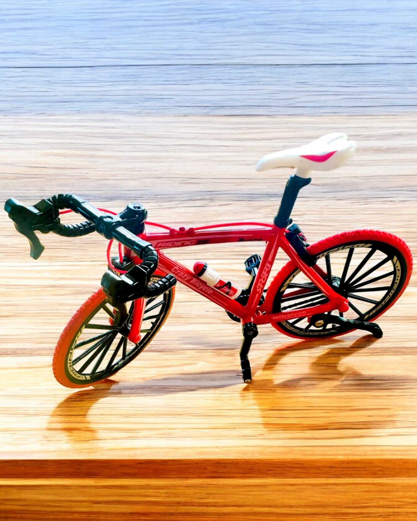 Miniatyrmodell av röd metallcykel "SpeedMaster" med personlig gravyr som present, 2 färgvarianter