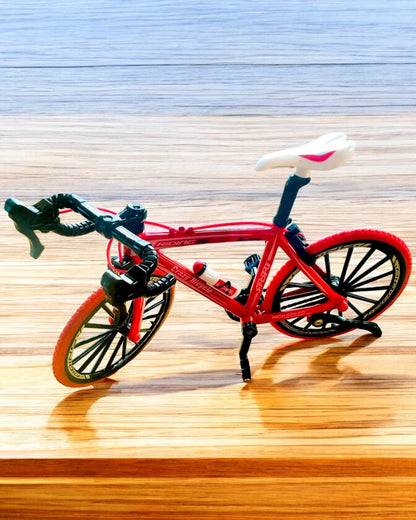 Miniatyrmodell av röd metallcykel "SpeedMaster" med personlig gravyr som present, 2 färgvarianter