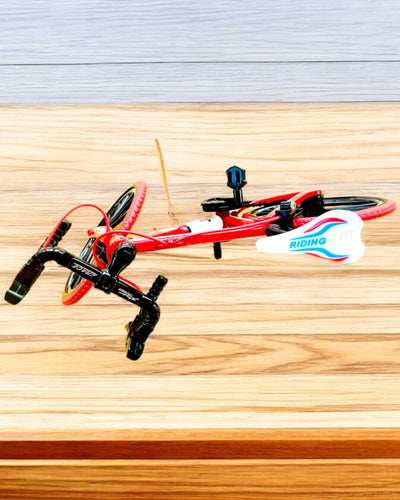 Miniatyrmodell av röd metallcykel "SpeedMaster" med personlig gravyr som present, 2 färgvarianter