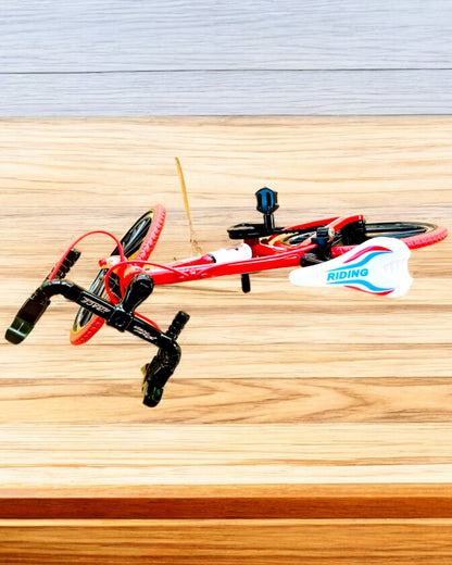 Miniatyrmodell av röd metallcykel "SpeedMaster" med personlig gravyr som present, 2 färgvarianter