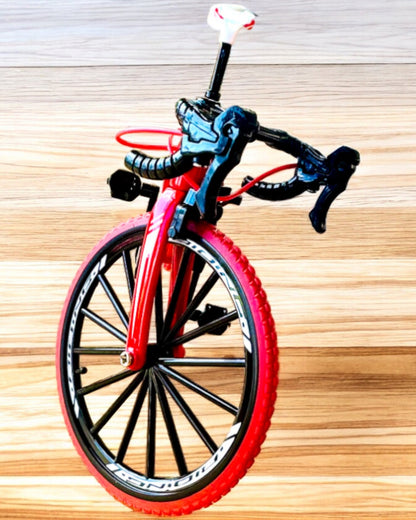 Miniatyrmodell av röd metallcykel "SpeedMaster" med personlig gravyr som present, 2 färgvarianter