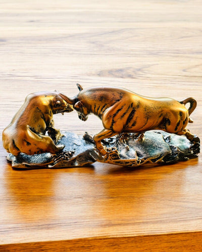 "Starcie Byka z Niedźwiedziem" - Kopparbrun skulptur med graveringsalternativ