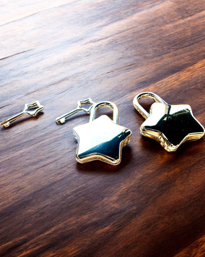 2 Stjärnformade mini Hänglås med Gravyr – Skydda Dina Drömmar, personliga som present, 2 färgvarianter att välja mellan