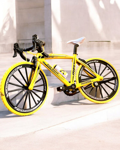 Miniatyrmodell av röd metallcykel "SpeedMaster" med personlig gravyr som present, 2 färgvarianter