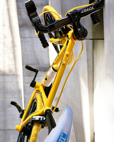 Miniatyrmodell av röd metallcykel "SpeedMaster" med personlig gravyr som present, 2 färgvarianter