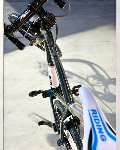 Miniatyrmodell av röd metallcykel "SpeedMaster" med personlig gravyr som present, 2 färgvarianter