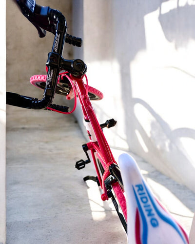 Miniatyrmodell av röd metallcykel "SpeedMaster" med personlig gravyr som present, 2 färgvarianter