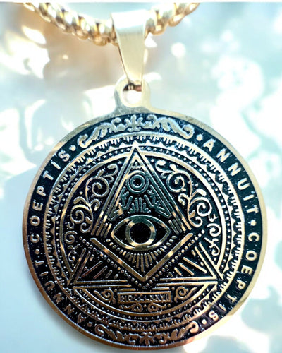 Amulett av Mystisk Kraft - Halsband med Gravyr, 2 färgvarianter att välja mellan