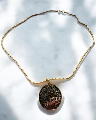 Amulett av Mystisk Kraft - Halsband med Gravyr, 2 färgvarianter att välja mellan