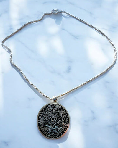 Amulett av Mystisk Kraft - Halsband med Gravyr, 2 färgvarianter att välja mellan