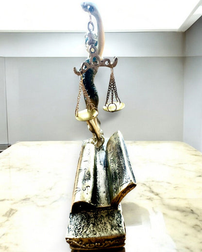 Statuett "Justicia 2" - Rättvisans Gudinna – Konstnärlig Dekoration för Hylla, Hantverk av Harts, anpassning med gravyr