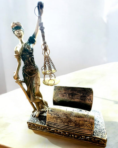 Statuett "Justicia 2" - Rättvisans Gudinna – Konstnärlig Dekoration för Hylla, Hantverk av Harts, anpassning med gravyr