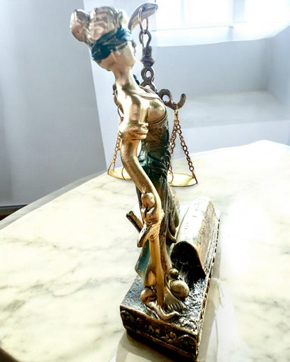 Statuett "Justicia 2" - Rättvisans Gudinna – Konstnärlig Dekoration för Hylla, Hantverk av Harts, anpassning med gravyr