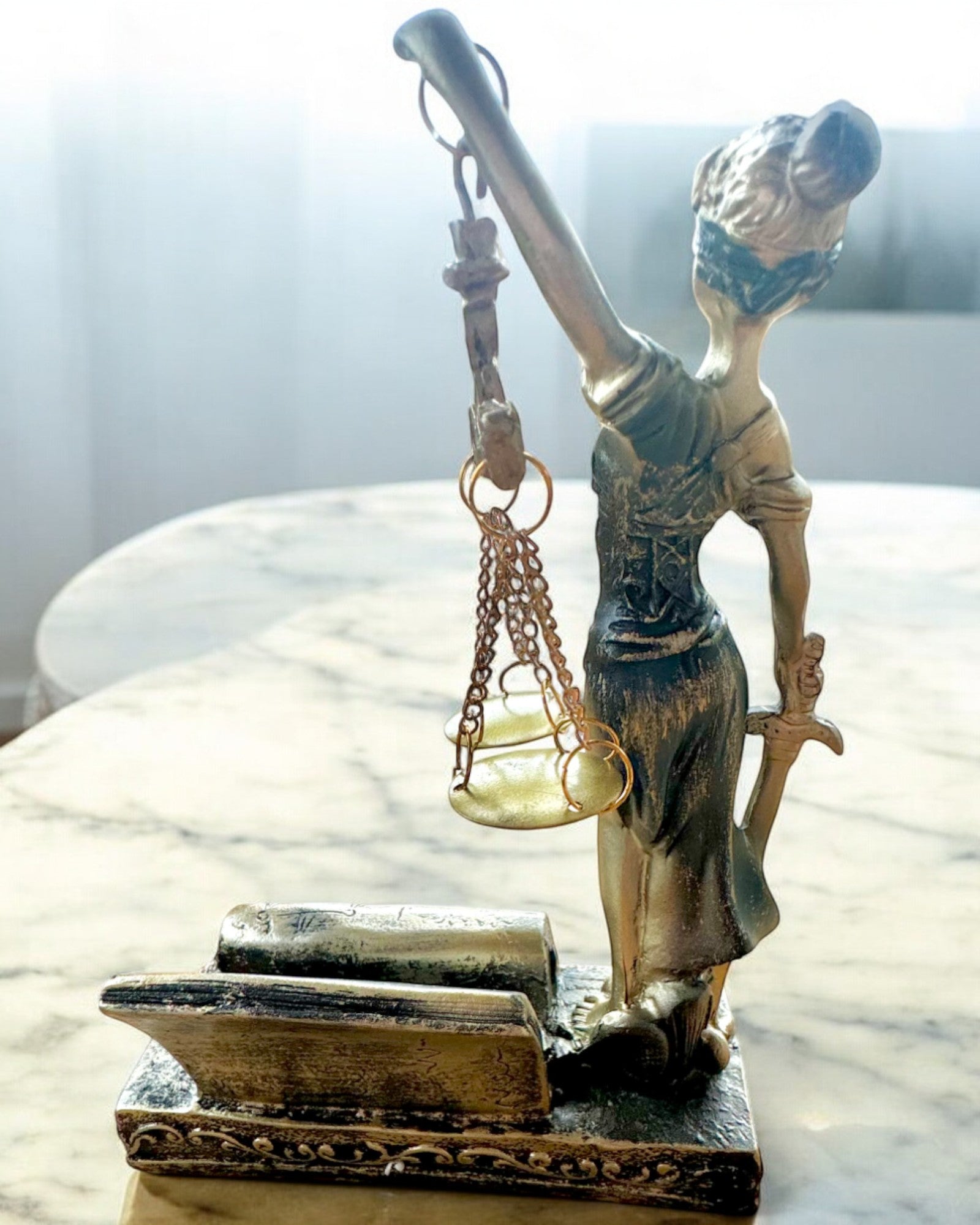 Statuett "Justicia 2" - Rättvisans Gudinna – Konstnärlig Dekoration för Hylla, Hantverk av Harts, anpassning med gravyr