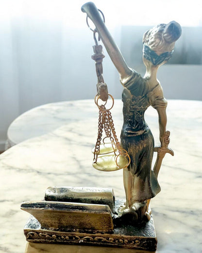 Statuett "Justicia 2" - Rättvisans Gudinna – Konstnärlig Dekoration för Hylla, Hantverk av Harts, anpassning med gravyr