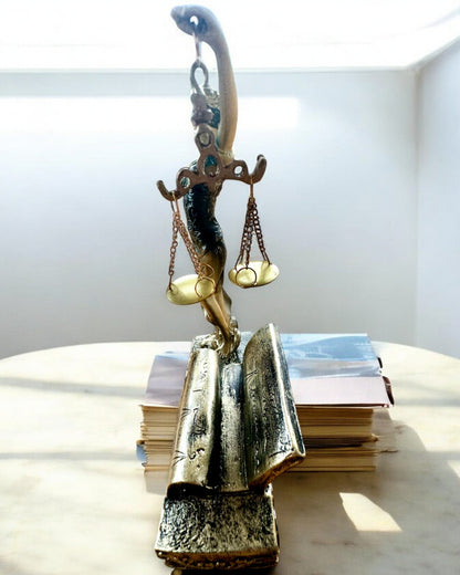 Statuett "Justicia 2" - Rättvisans Gudinna – Konstnärlig Dekoration för Hylla, Hantverk av Harts, anpassning med gravyr