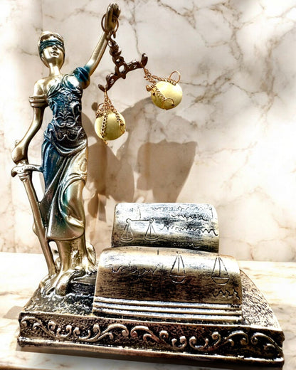 Statuett "Justicia 2" - Rättvisans Gudinna – Konstnärlig Dekoration för Hylla, Hantverk av Harts, anpassning med gravyr