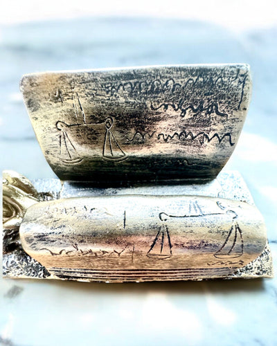 Statuett "Justicia 2" - Rättvisans Gudinna – Konstnärlig Dekoration för Hylla, Hantverk av Harts, anpassning med gravyr