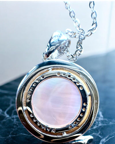 Kompasshalsband "Stjärnriktning", möjlighet till personlig gravyr, 2 färgvarianter att välja mellan