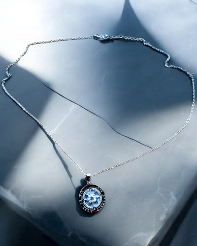 Kompasshalsband "Stjärnriktning", möjlighet till personlig gravyr, 2 färgvarianter att välja mellan